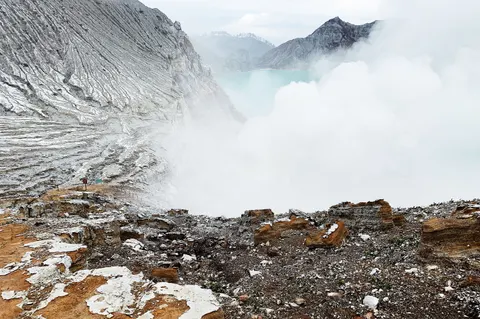 Volkanik Zirve 4K Duvar Kağıdı · mountains · 3840×2555