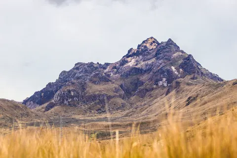 خلفية قمة بركانية بدقة 4K · mountains · 3840×2560