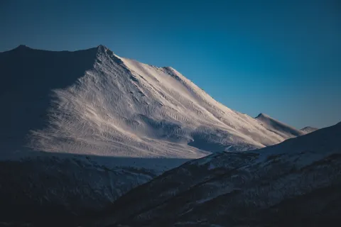 Goldener Gipfel 4K Hintergrundbild · mountains · 3840×2560
