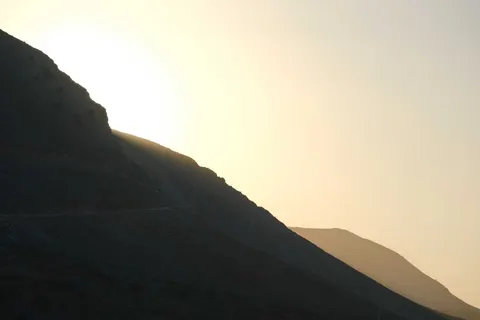황금 봉우리 4K 배경화면 · mountains · 3840×2560