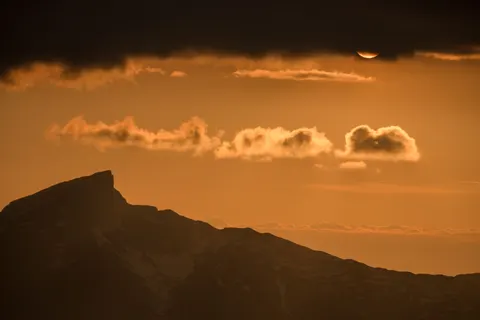 Golden Peak 4K Wallpaper · mountains · 3840×2560