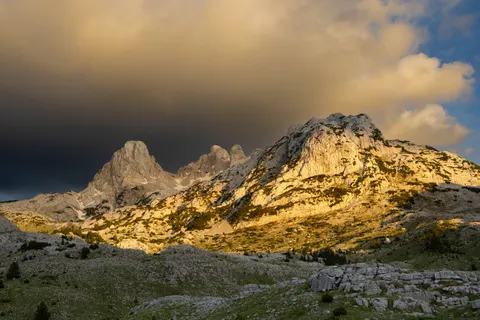 Golden Peak 4K Wallpaper · mountains · 3840×2560