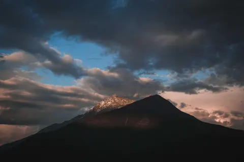 والپیپر قلهٔ طلایی با کیفیت 4K · mountains · 3840×2560