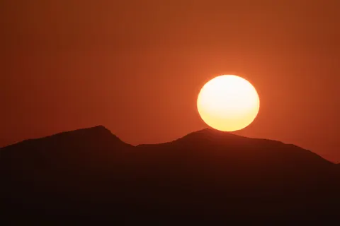 Goldener Gipfel 4K Hintergrundbild · mountains · 3840×2562