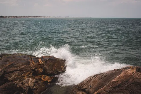 Rocky Shore 4K Wallpaper · ocean · 3840×2560