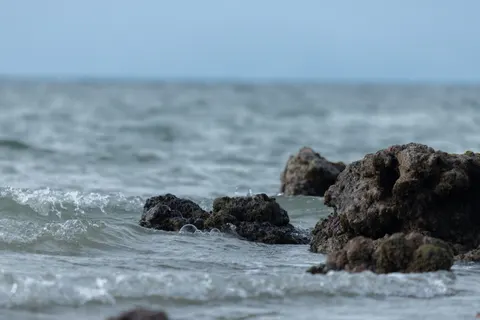 Rocky Shore 4K Wallpaper · ocean · 3840×2560