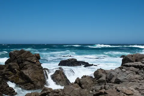 Rocky Shore 4K Wallpaper · ocean · 3840×2563