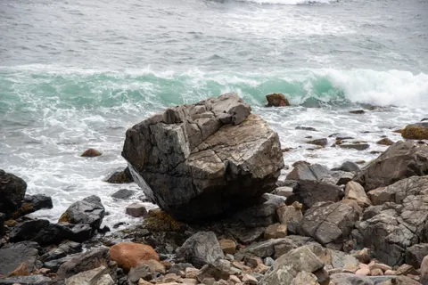 Rocky Shore 4K Wallpaper · ocean · 3840×2563