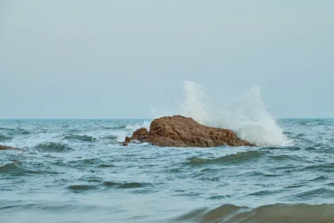 Rocky Shore 4K Wallpaper · ocean · 3840×2560