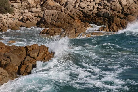 Rocky Shore 4K Wallpaper · ocean · 3840×2560