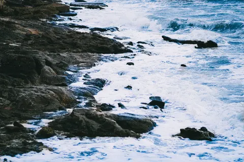 Rocky Shore 4K Wallpaper · ocean · 3840×2560