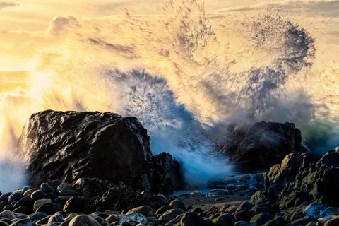 Rocky Shore 4K Wallpaper · ocean · 3840×2560