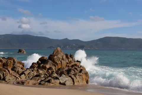 Rocky Shore 4K Wallpaper · ocean · 3840×2560