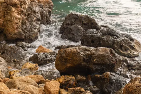 Rocky Shore 4K Wallpaper · ocean · 3840×2561