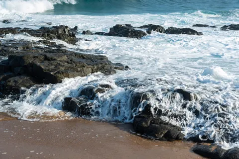Rocky Shore 4K Wallpaper · ocean · 3840×2563