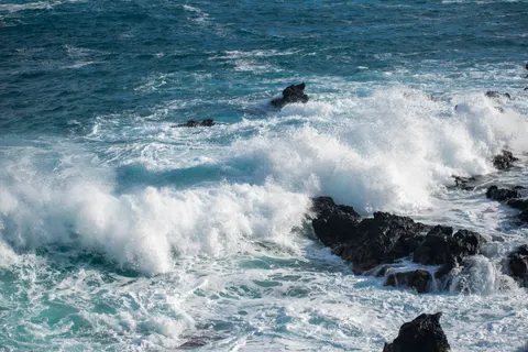 Rocky Shore 4K Wallpaper · ocean · 3840×2560