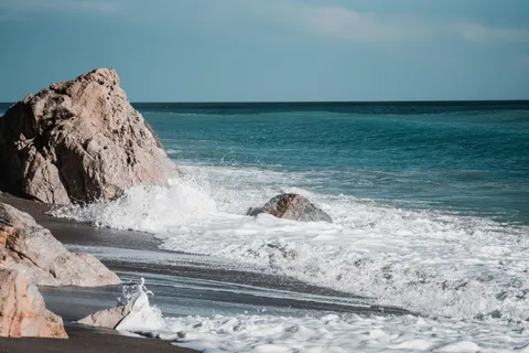 Rocky Shore 4K Wallpaper · ocean · 3840×2561