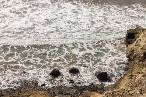Rocky Shore 4K Wallpaper · ocean · 3840×2561