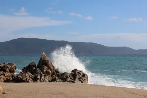 Rocky Shore 4K Wallpaper · ocean · 3840×2560