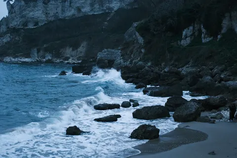 Rocky Shore 4K Wallpaper · ocean · 3840×2560