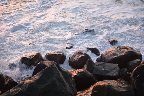 Rocky Shore 4K Wallpaper · ocean · 3840×2563