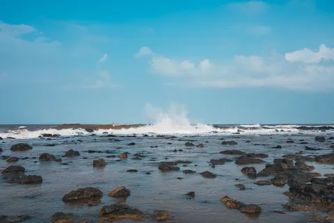 Rocky Shore 4K Wallpaper · ocean · 3840×2560