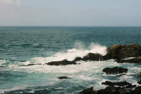 Rocky Shore 4K Wallpaper · ocean · 3840×2560