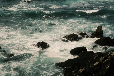 Rocky Shore 4K Wallpaper · ocean · 3840×2560