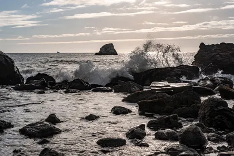 Rocky Shore 4K Wallpaper · ocean · 3840×2560