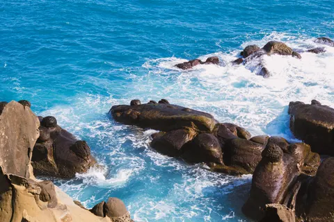 Rocky Shore 4K Wallpaper · ocean · 3840×2560