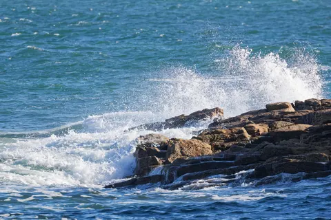 Wallpaper Pantai Berbatu 4K · ocean · 3840×2559