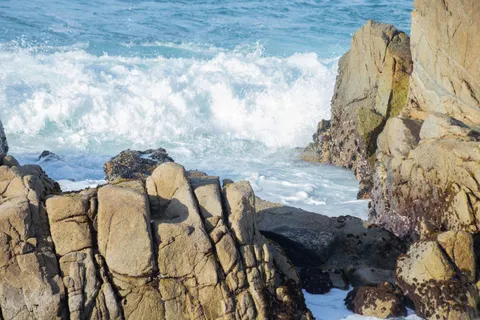 Rocky Shore 4K Wallpaper · ocean · 3840×2560