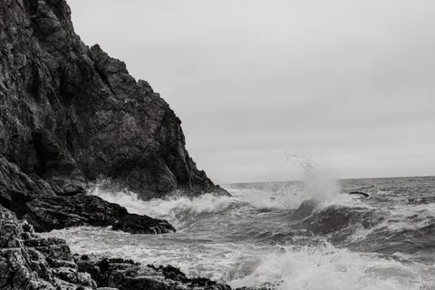Rocky Shore 4K Wallpaper · ocean · 3840×2560