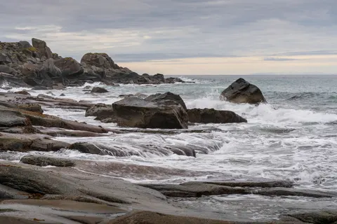 Rocky Shore 4K Wallpaper · ocean · 3840×2560