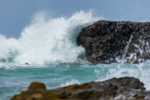 Rocky Shore 4K Wallpaper · ocean · 3840×2560