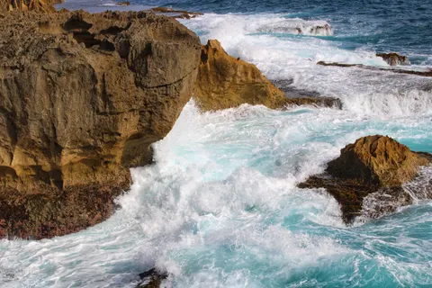 Rocky Shore 4K Wallpaper · ocean · 3840×2560
