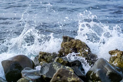 Rocky Shore 4K Wallpaper · ocean · 3840×2560
