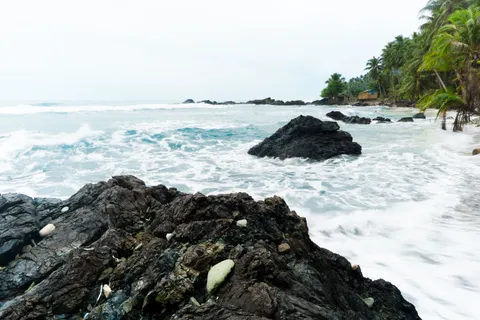 Rocky Shore 4K Wallpaper · ocean · 3840×2560