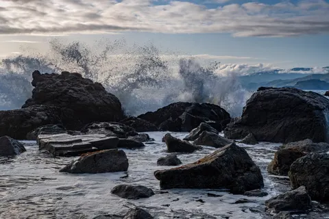 Rocky Shore 4K Wallpaper · ocean · 3840×2560