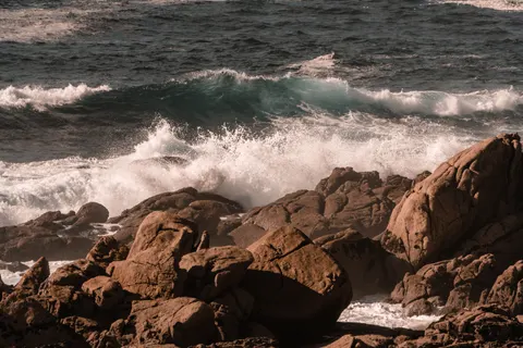 Rocky Shore 4K Wallpaper · ocean · 3840×2561