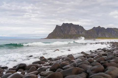 Rocky Shore 4K Wallpaper · ocean · 3840×2560