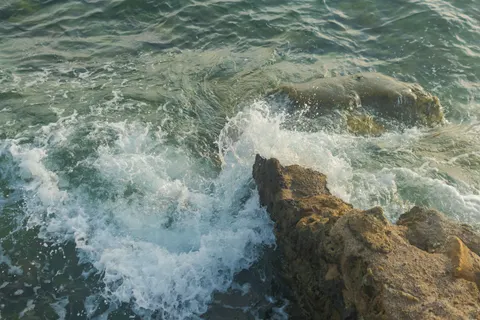 Rocky Shore 4K Wallpaper · ocean · 3840×2560