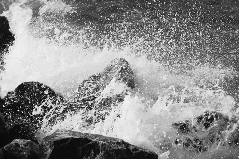 Rocky Shore 4K Wallpaper · ocean · 3840×2560