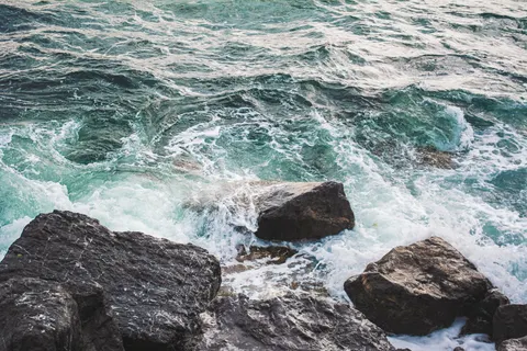 Rocky Shore 4K Wallpaper · ocean · 3840×2560