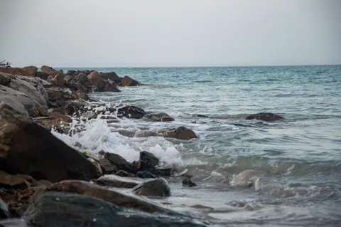 Fond d'écran Côte rocheuse 4K · ocean · 3840×2553