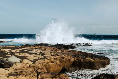 Rocky Shore 4K Wallpaper · ocean · 3840×2560