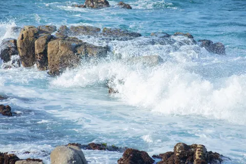 Rocky Shore 4K Wallpaper · ocean · 3840×2560