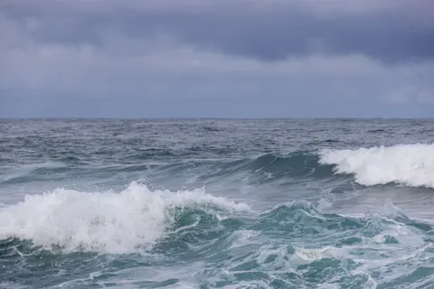 暴风海面 4K壁纸 · ocean · 3840×2561