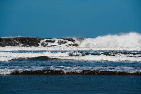 Surf Wave 4K Wallpaper · ocean · 3840×2560