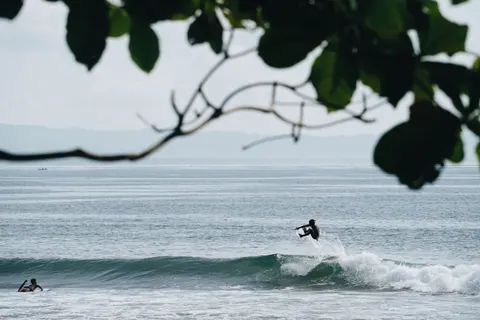 Surf Wave 4K Wallpaper · ocean · 3840×2560